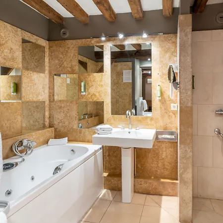 Hotell L'absinthe 3*